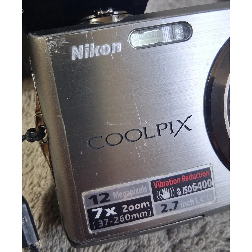 Nikon COOLPIX S630 Silver Vintage Digicam 12MP 7x Zoom COMPLETE IN BOX Bundle